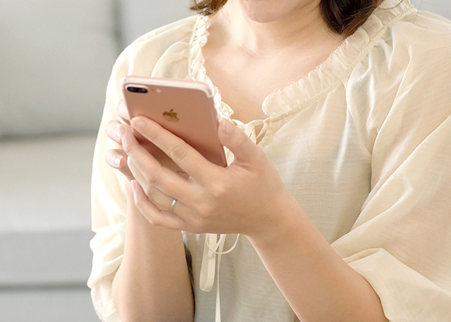 スマホ中の女性